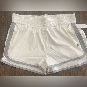 NWT Women’s Traj3ctory Active Shorts Size S ~ White/Gray